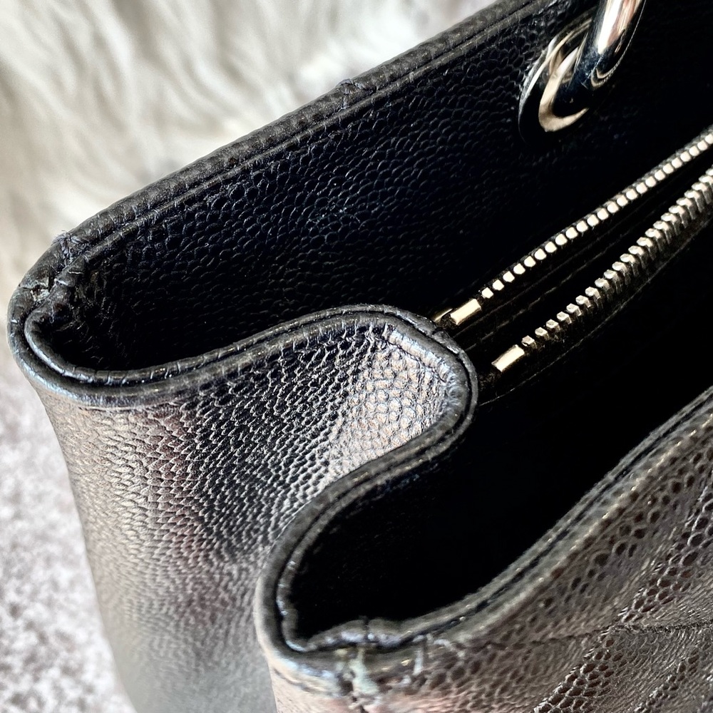 𝐂𝐇𝐀𝐍𝐄𝐋 Black Quilted Caviar Grand Shopping Tote - Picture 12 of 16
